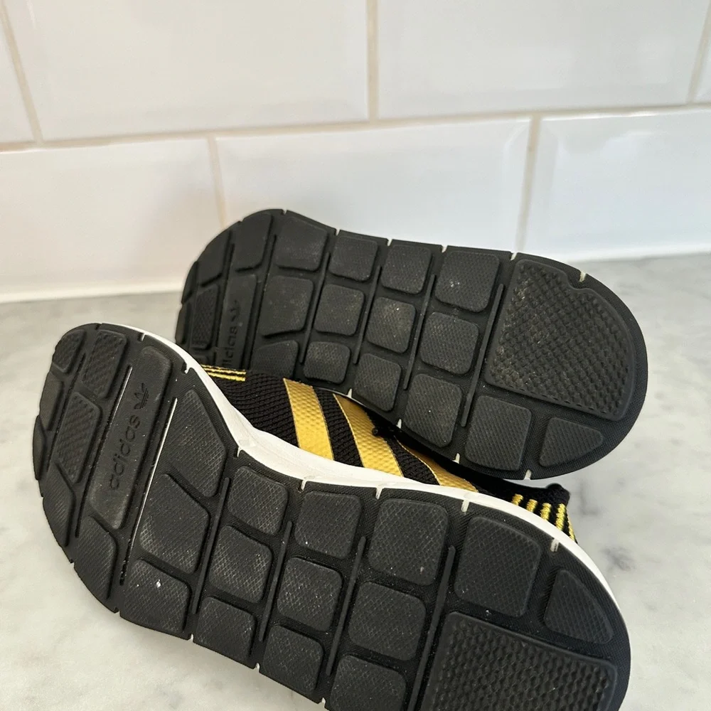 Adidas Women’s Swift Run Sneakers Size 7 - Picture 3 of 6